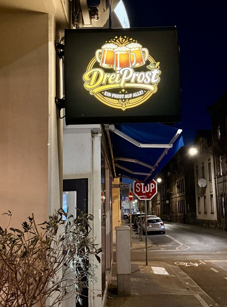 DreiProst Schild bei Nacht